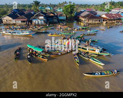 Un 'imperdibile' assoluto quando a Banjarmasin si trova il mercato galleggiante Lok Baintan sul fiume Martapura. Tenuto ogni giorno per oltre 500 anni, questo vivace, col Foto Stock