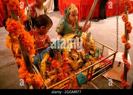 L'indiano celebra il festival Janmastami in occasione del giorno di nascita di Lord Krishna a Nuova Delhi. Foto Stock