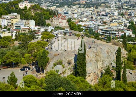 Una vista dell'Areopago o della collina di Marte dall'Acropoli di Atene, in Grecia Foto Stock