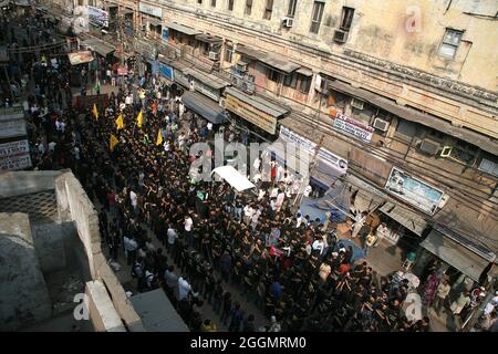 I Mulslims sciiti indiani prendono parte ad un rituale di auto flagellazione durante la processione per marcare Ashura durante il mese di Muharram a Nuova Delhi Foto Stock