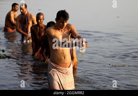 I devoti indù eseguono 'Tarpan', o rituali di Pind Daan per la pace delle anime degli antenati, sulla riva di Yamuna a Nuova Delhi. Foto Stock