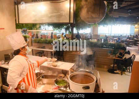 Nonthaburi, Tailandia. 01 Settembre 2021. Uno chef ha visto preparare il cibo come il governo tailandese parzialmente solleva il blocco consentendo ad alcune aziende di riaprire seguendo termini e condizioni come sociale distanziamento e indossare maschere protettive. Credit: SOPA Images Limited/Alamy Live News Foto Stock