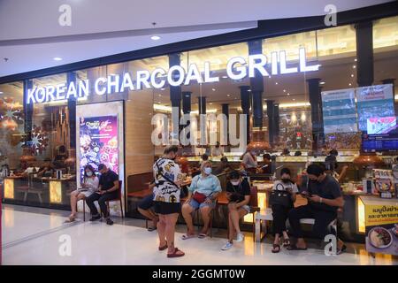 Nonthaburi, Tailandia. 01 Settembre 2021. La gente che fa la fila per il buffet coreano come il governo thailandese solleva parzialmente il blocco consentendo ad alcune aziende di riaprire seguendo termini e condizioni come sociale distanziamento e indossare maschere protettive. Credit: SOPA Images Limited/Alamy Live News Foto Stock