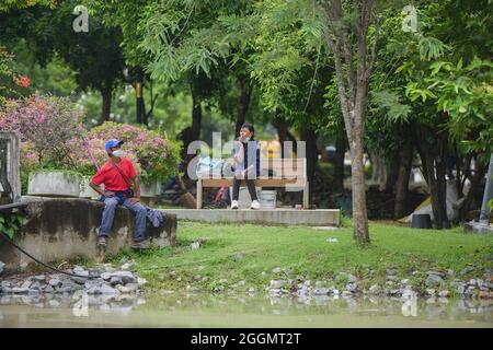 Nonthaburi, Tailandia. 01 Settembre 2021. Le persone che siedono in un parco come il governo thailandese solleva parzialmente il blocco consentendo ad alcune aziende di riaprire seguendo termini e condizioni come sociale distanziamento e indossare maschere protettive. Credit: SOPA Images Limited/Alamy Live News Foto Stock