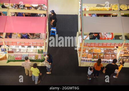 Nonthaburi, Tailandia. 01 Settembre 2021. I clienti che acquistano da un tribunale alimentare come il governo thailandese solleva parzialmente il blocco consentendo ad alcune aziende di riaprire seguendo termini e condizioni come sociale distanziamento e indossare maschere protettive. (Foto di Yuttachai Kongprasert/SOPA IMA/Sipa USA) Credit: Sipa USA/Alamy Live News Foto Stock