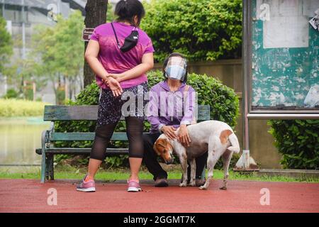 Nonthaburi, Tailandia. 01 Settembre 2021. Le donne sono viste con un cane come il governo thailandese solleva parzialmente il blocco consentendo ad alcune imprese di riaprire seguendo termini e condizioni come sociale distanziamento e indossare maschere protettive. (Foto di Yuttachai Kongprasert/SOPA IMA/Sipa USA) Credit: Sipa USA/Alamy Live News Foto Stock