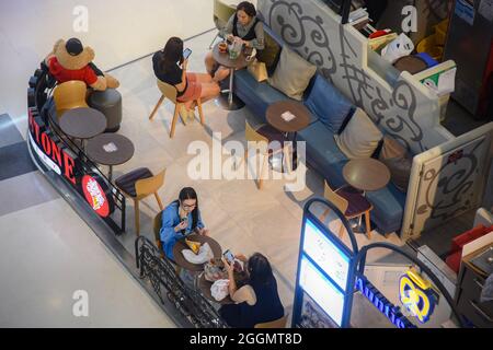Nonthaburi, Tailandia. 01 Settembre 2021. I clienti pranzano in un ristorante in quanto il governo thailandese solleva parzialmente il blocco consentendo ad alcune aziende di riaprirsi seguendo termini e condizioni come l'allontanamento sociale e l'uso di maschere protettive. (Foto di Yuttachai Kongprasert/SOPA IMA/Sipa USA) Credit: Sipa USA/Alamy Live News Foto Stock