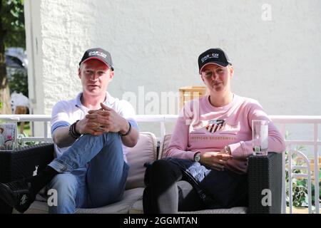 Andre Schröder und Amke Strohmann beim Pressetermin zum Springturnier anlässlich der Görlitzer Springtage im Rosenhof.Görlitz-Biesnitz, 01.09.2021 Foto Stock