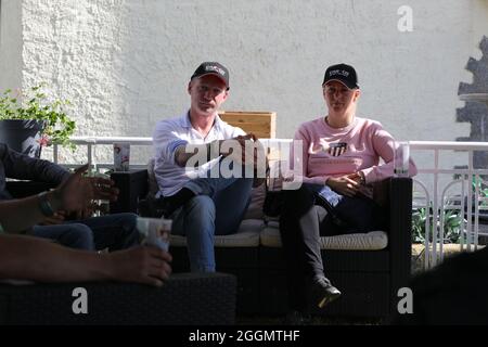 Andre Schröder und Amke Strohmann beim Pressetermin zum Springturnier anlässlich der Görlitzer Springtage im Rosenhof.Görlitz-Biesnitz, 01.09.2021 Foto Stock