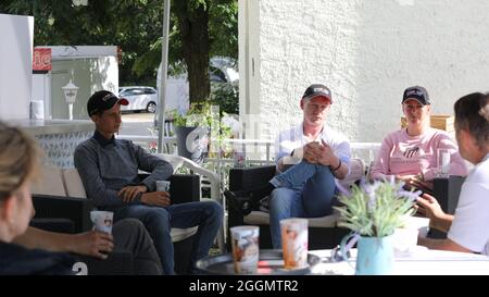 Marvin Jüngel,Andre Schröder und Amke Strohmann beim Pressetermin zum Springturnier anlässlich der Görlitzer Springtage im Rosenhof.Görlitz-Biesnitz Foto Stock