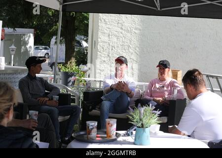 Marvin Jüngel,Andre Schröder und Amke Strohmann beim Pressetermin zum Springturnier anlässlich der Görlitzer Springtage im Rosenhof.Görlitz-Biesnitz Foto Stock