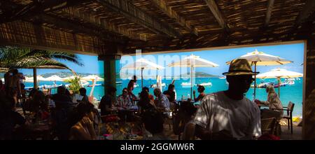 FRANCIA. CORSE DU SUD (2A) LECCI DE PORTO VECCHIO. SPIAGGIA DI SAINT-CYPRIEN. PRANZO AL TIKI PAILLOTTE CHEZ MARCO Foto Stock