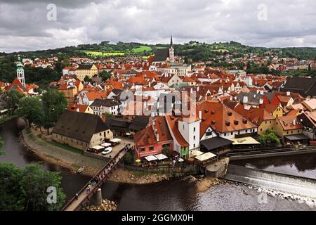 Vista di Èeský Krumlov (Krumlov ceco, una città storica situata nella Boemia meridionale sul fiume Moldava, un famoso monumento dell'UNESCO, Repubblica Ceca Foto Stock