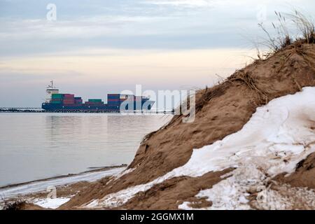 Nave da carico vicino all'ingresso del porto di riga, Lettonia in inverno Foto Stock