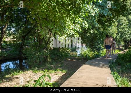 Fiume Gevora, la Codosera, Badajoz, Estremadura, Spagna. Nuotatori che camminano a piedi Foto Stock