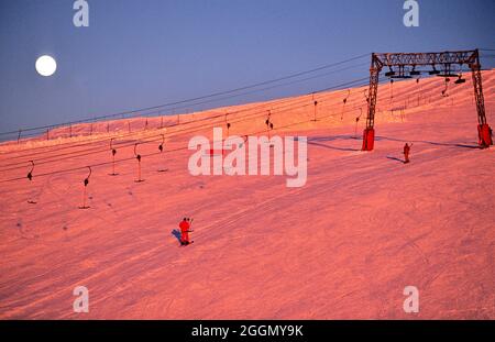 FRANCIA, ISERE (38) STAZIONE SCIISTICA LES DEUX ALPES, LUNA PIENA SULLA CIMA DELLA MONTAGNA Foto Stock