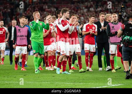 Copenaghen, Danimarca. 01 Settembre 2021. Il portiere Kasper Schmeichel (1), Andreas Skov Olsen (11) e il resto della squadra danese ringraziano i tifosi dopo la qualificazione della Coppa del mondo UEFA tra Danimarca e Scozia al Parken di Copenhagen. (Photo Credit: Gonzales Photo/Alamy Live News Foto Stock