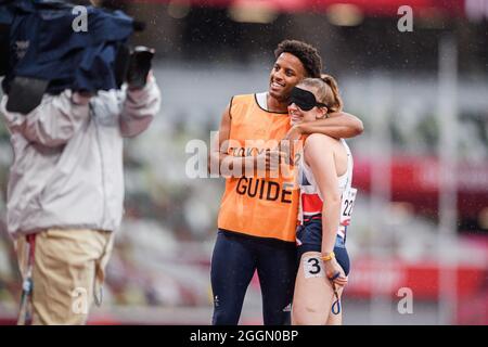 TOKYO, GIAPPONE. 2 settembre 2021. Libby Clegg e guida Chris Clarke in Donna 200m - T11 Round1 - Heat 3/4 durante la competizione Track and Field - Tokyo 2020 Paralimpiadi allo Stadio Olimpico Giovedì 02 settembre 2021 a TOKYO, GIAPPONE. Credit: Taka G Wu/Alamy Live News Foto Stock