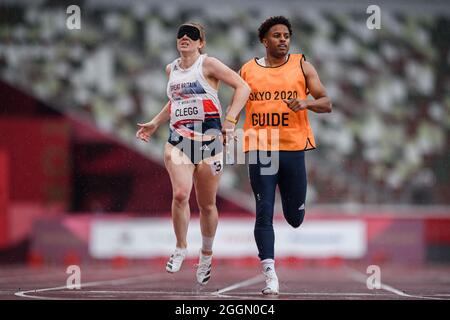 TOKYO, GIAPPONE. 2 settembre 2021. Libby Clegg e guida Chris Clarke in Donna 200m - T11 Round1 - Heat 3/4 durante la competizione Track and Field - Tokyo 2020 Paralimpiadi allo Stadio Olimpico Giovedì 02 settembre 2021 a TOKYO, GIAPPONE. Credit: Taka G Wu/Alamy Live News Foto Stock