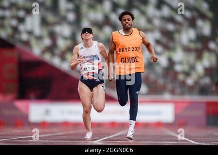 TOKYO, GIAPPONE. 2 settembre 2021. Libby Clegg e guida Chris Clarke in Donna 200m - T11 Round1 - Heat 3/4 durante la competizione Track and Field - Tokyo 2020 Paralimpiadi allo Stadio Olimpico Giovedì 02 settembre 2021 a TOKYO, GIAPPONE. Credit: Taka G Wu/Alamy Live News Foto Stock