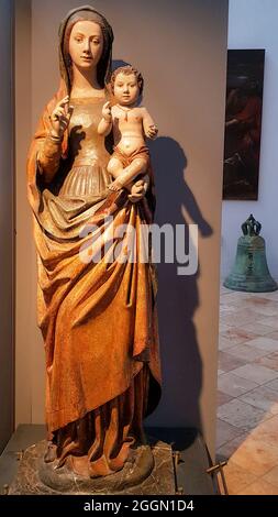 Madonna dell'Idria, scultura con la Vergine Maria che tiene in braccio il bambino Gesù, Cattedrale di Sant'Andrea, Costiera Amalfitana, Italia Foto Stock