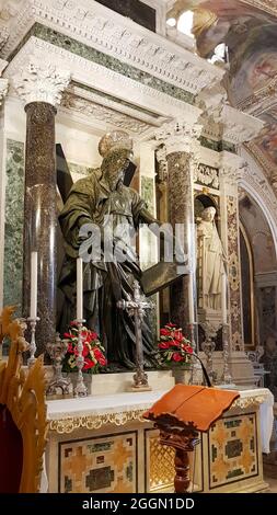 Statua di Sant'Andrea con la bibbia in mano sinistra, Cattedrale di Sant'Andrea, Costiera Amalfitana, Italia Foto Stock