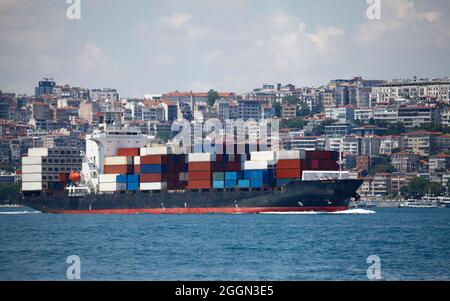 Nave container che trasporta merci tra i porti Foto Stock