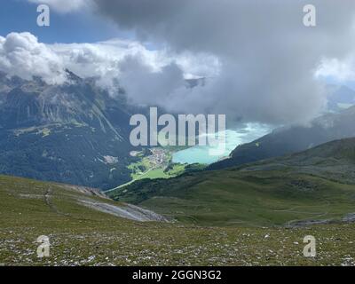 Reschensee visto dalle montagne sopra Foto Stock