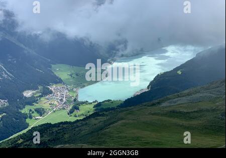 Reschensee visto dalle montagne sopra Foto Stock
