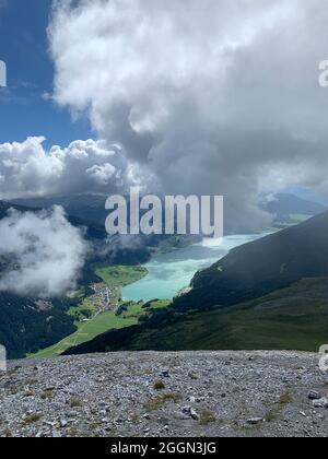 Reschensee visto dalle montagne sopra Foto Stock