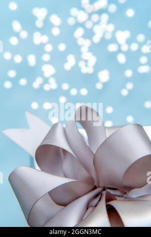 Confezione regalo con arco in raso Foto Stock