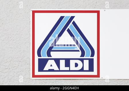 Anse, Francia - 23 maggio 2021: Logo Aldi su un muro. Aldi è una catena di supermercati leader a livello mondiale con oltre 10 000 negozi in 18 paesi Foto Stock