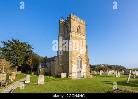 L'esterno della storica chiesa medievale di St Nicholas del XIV secolo ad Abbotsbury, un piccolo villaggio a Dorset, nel sud-ovest dell'Inghilterra Foto Stock