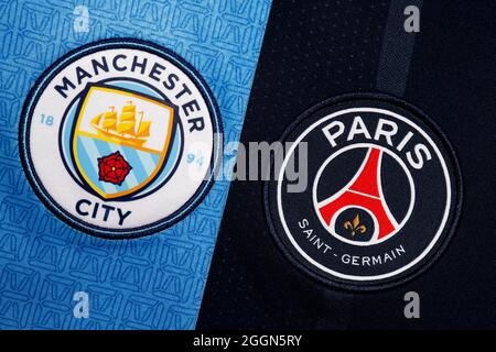 Primo piano della cresta del PSG e del Man City club. Foto Stock