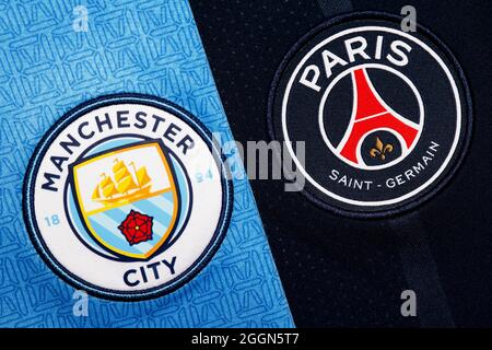 Primo piano della cresta del PSG e del Man City club. Foto Stock