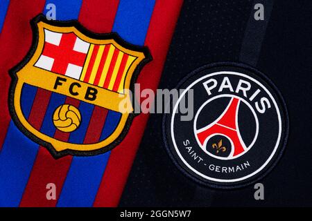 Primo piano dello stemma del club di Barcellona e PSG. Foto Stock
