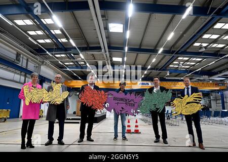 02 settembre 2021, Hessen, Kassel: Sabine Schormann, Direttore Generale della documenta e del Museo Friericianum gGmbH, proprietario Reinhard Hübner, Christian Geselle (SPD), sindaco della città di Kassel, Iswanto Hartono, ruangrupa, Michael Maxelon, Amministratore Delegato Kasseler Verkehrs- und Versorgaft-Cedschung GmbH/Board di Kassel-Gerseler (AG) e Kasselkehrs-Kasser-Gerselen-Kasser-Kasser) Amministratore delegato di Hübner, si riunisce alla consegna di una nuova sede per documenta quindici. Hübner, un fornitore dell'industria ferroviaria con sede nell'Assia del Nord, mette a disposizione dell'arte mondiale un'area di circa 7500 metri quadrati Foto Stock