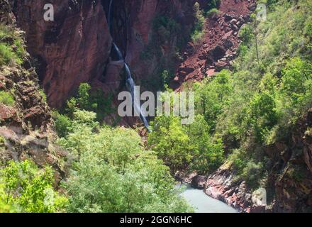 Cascata di Amen nelle gole di Daluis a nord di Nizza sulla Côte d'Azur, Colorado Nicois. Foto Stock