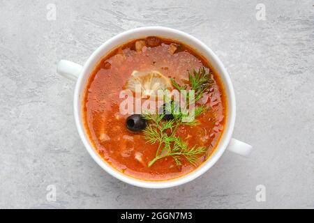 Vista dall'alto della classica zuppa di salmoni in una ciotola Foto Stock