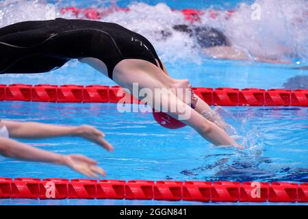 Bethany Firth della Gran Bretagna sulla strada per vincere l'oro nel backstroke femminile di 100 m - S14 finale al Tokyo Aquatics Center durante il giorno nove dei Giochi Paralimpici di Tokyo 2020 in Giappone. Data foto: Giovedì 2 settembre 2021. Foto Stock