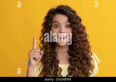 modello di moda femminile ispirato con idea. bellezza teen. capelli crespi ricci. ragazza ha capelli ondulati. Foto Stock