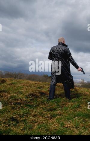tramonto sequenza oro bagliore con un sacco di nuvole con silhouette di alberi Foto Stock