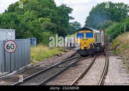 Treno merci Freightliner sull'Ipswich fino alla linea Felixstowe container port, Westerfield, Suffolk, Regno Unito. Foto Stock