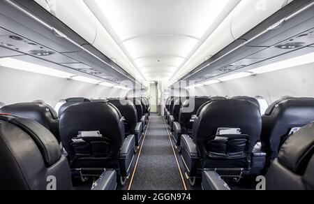 Interno dell'aereo passeggeri con sedili in pelle. Foto Stock