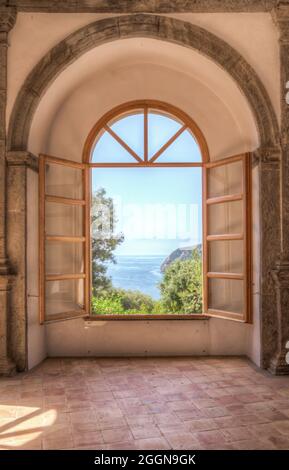 Napoli, Ischia, Italia - Luglio 05 2021: Finestra con vista sul mare di Ischia Napoli Foto Stock