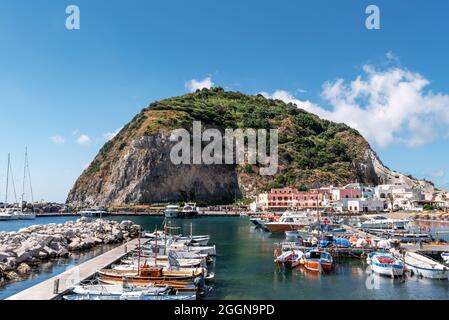 Napoli, Ischia, Italia - Luglio 05 2021: Paesaggio con il villaggio di pescatori Sant Angelo, costa di Ischia, italia Foto Stock