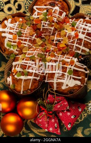 panettone con frutta candita e salsa di cioccolato bianco. Foto Stock