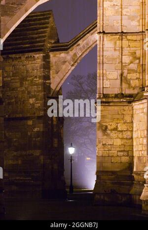 Contrafforte volante - Chiesa della Cattedrale della Beata Vergine Maria di Lincoln Foto Stock