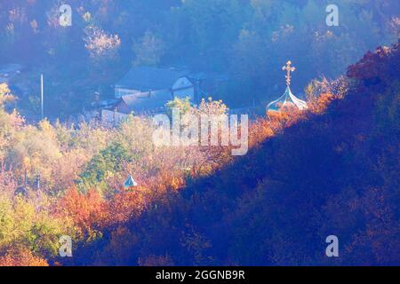 Cupola della chiesa dorata sulla collina. Chiesa di montagna nel villaggio Sahara dalla Moldavia Foto Stock