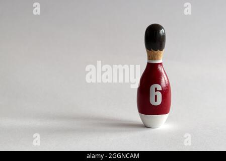 vista posteriore di un burattino di legno a forma di birilli con una camicia numero sei Foto Stock